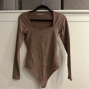 Beige Abercrombie long sleeve body con bodysuit